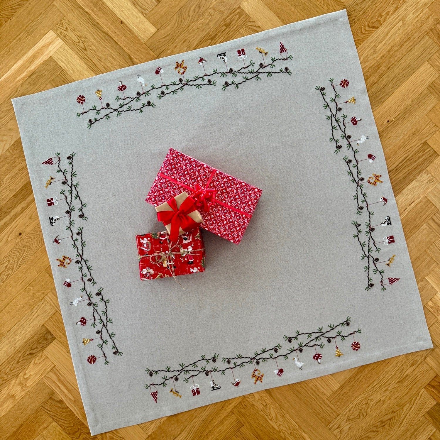 Juletræstæppe julestemning 2028-11 Str. 128 x 128 cm.