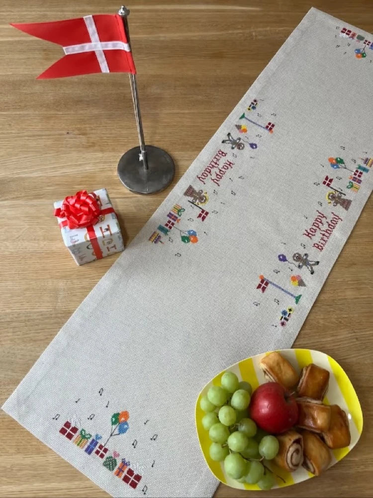 Løber - Dansk Flag Happy Birthday 2035-DK Str. 30 X 100 Cm.