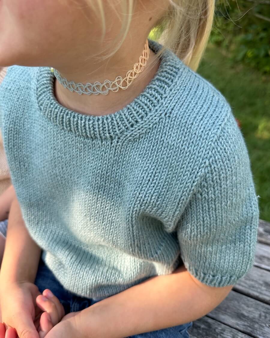 Poppy Tee Junior // Petiteknit - Strikkekit
