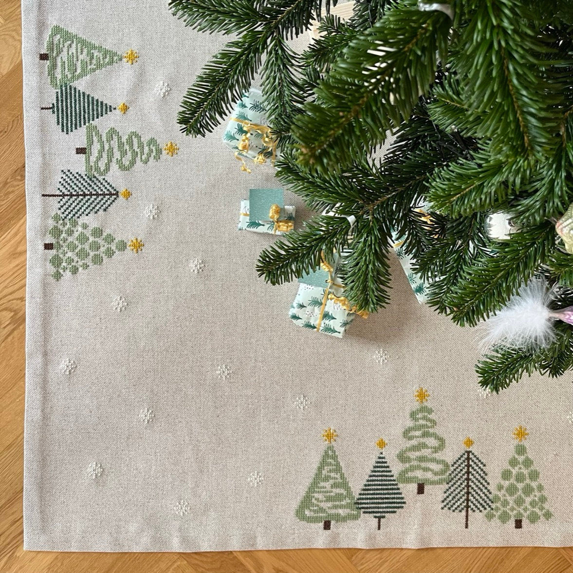 Juletræstæppe - Grøn Jul Med Stil - Juletræstæppe 2028-1 Str. 140 X 140 cm