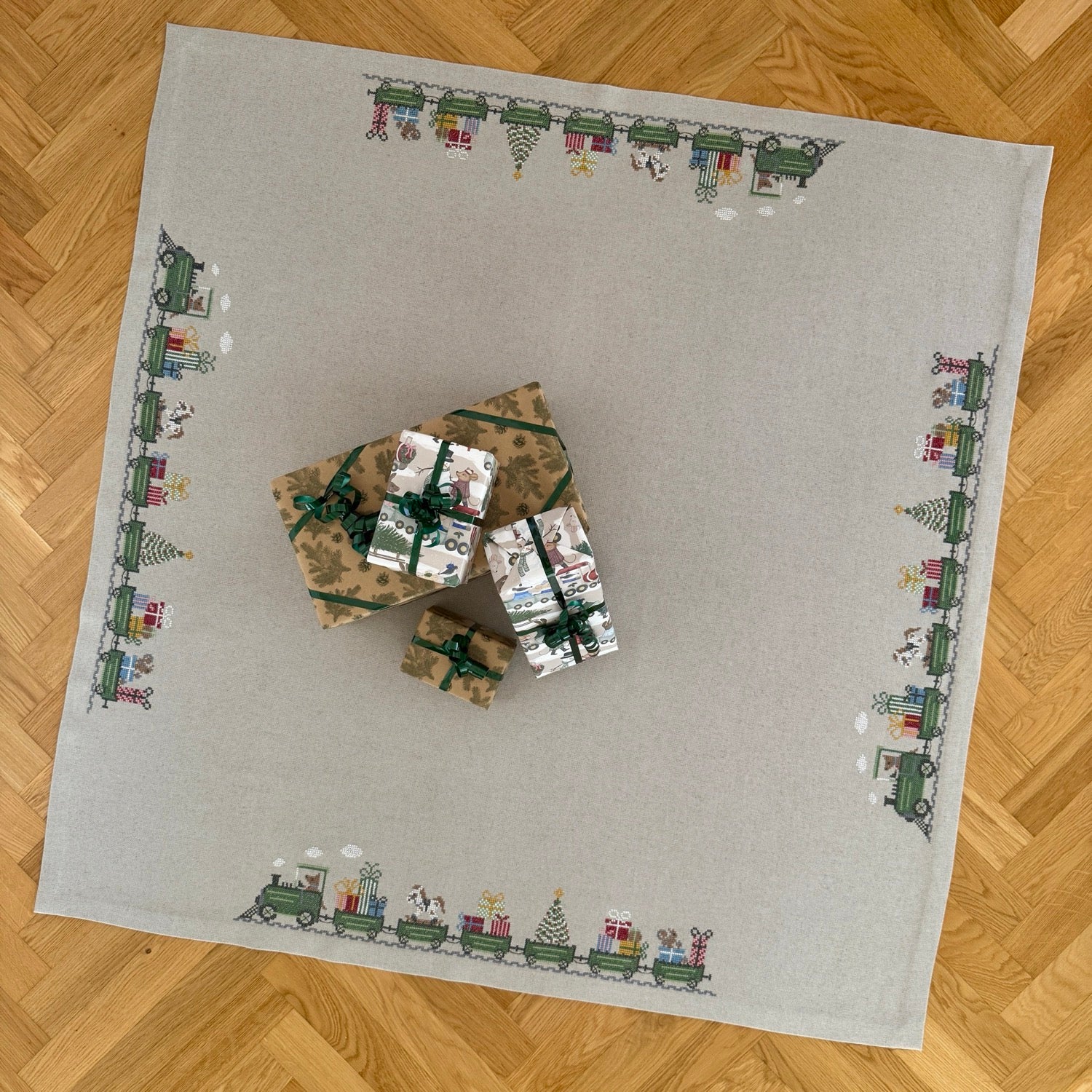 Juletræstæppe juletoget 2028-10 Str. 128 x 128 cm.