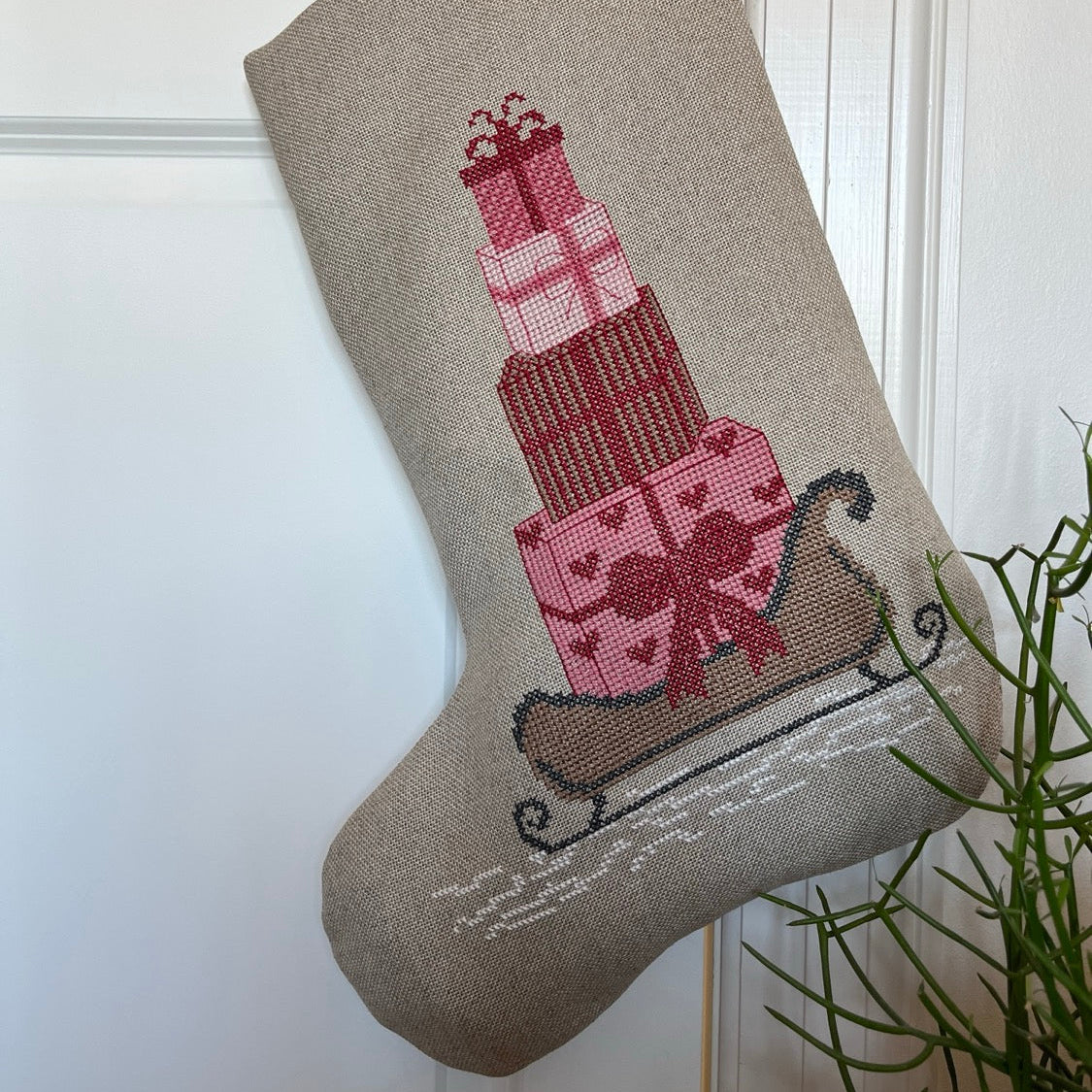 Julesok - Stocking With Red Gift 2037-4 str. 52 x 37 cm