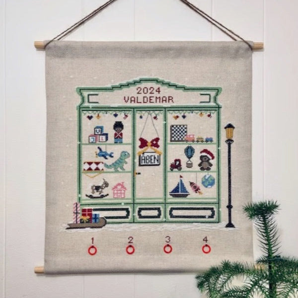 Adventskalender - Christmas Toy Store Red 2039-3 Str. 40 X 47 cm