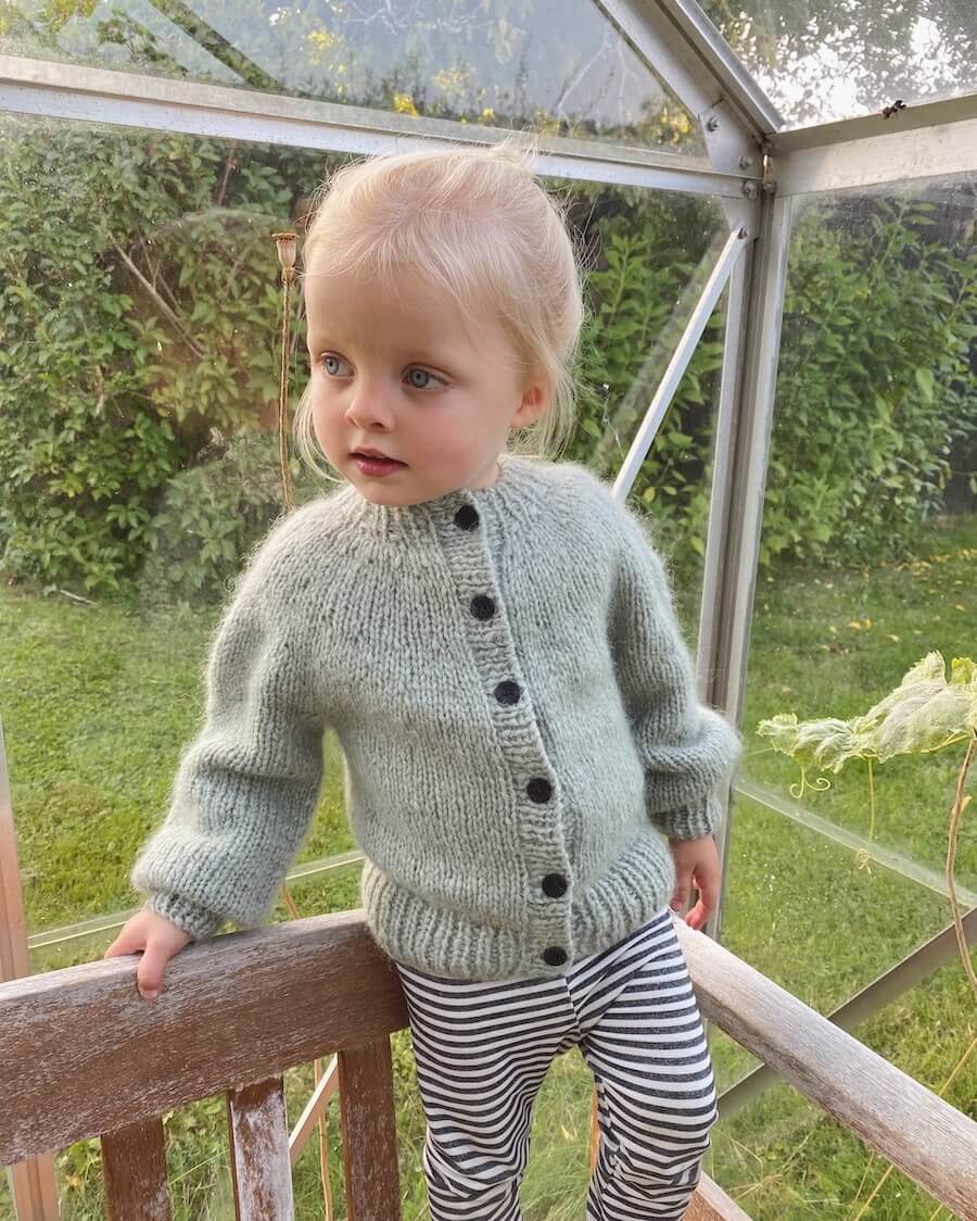 Novice Cardigan Mini - Chunky Edition // Petiteknit - Strikkekit