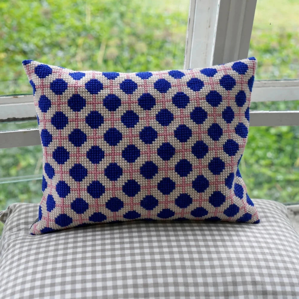 Hylleholm Broderi Pude // Kit Couture