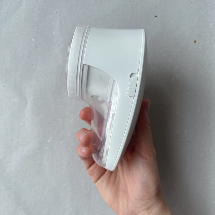"Refresh Your Knit With PetiteKnit" - Lint Remover
