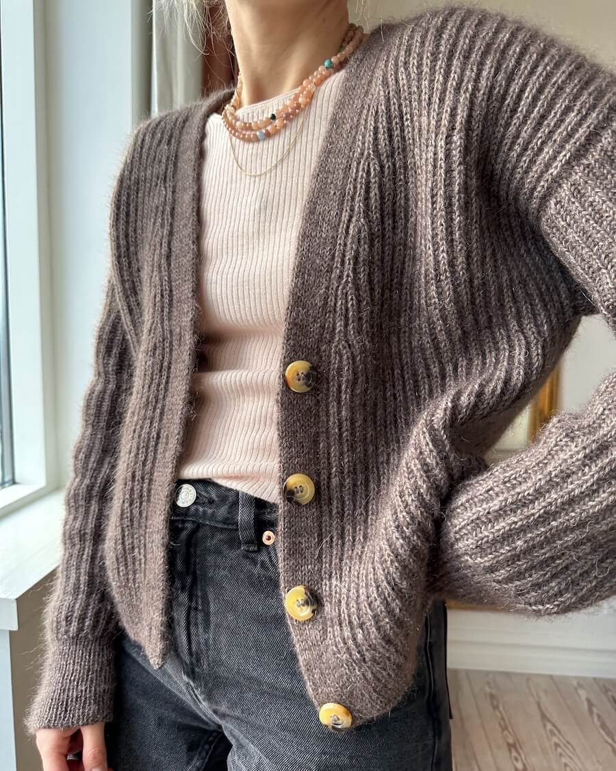 Agnete Cardigan - Tynn Peer Gynt Version // Petiteknit - Strikkekit