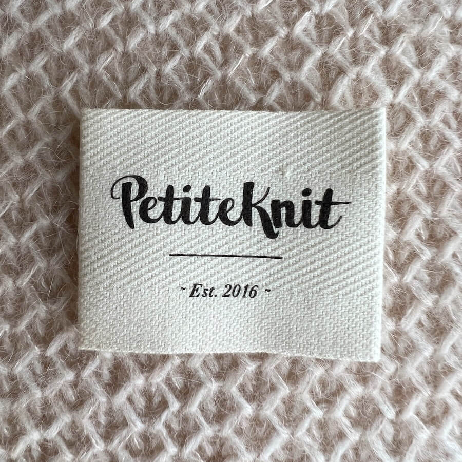 est 2026 Label - Petiteknit