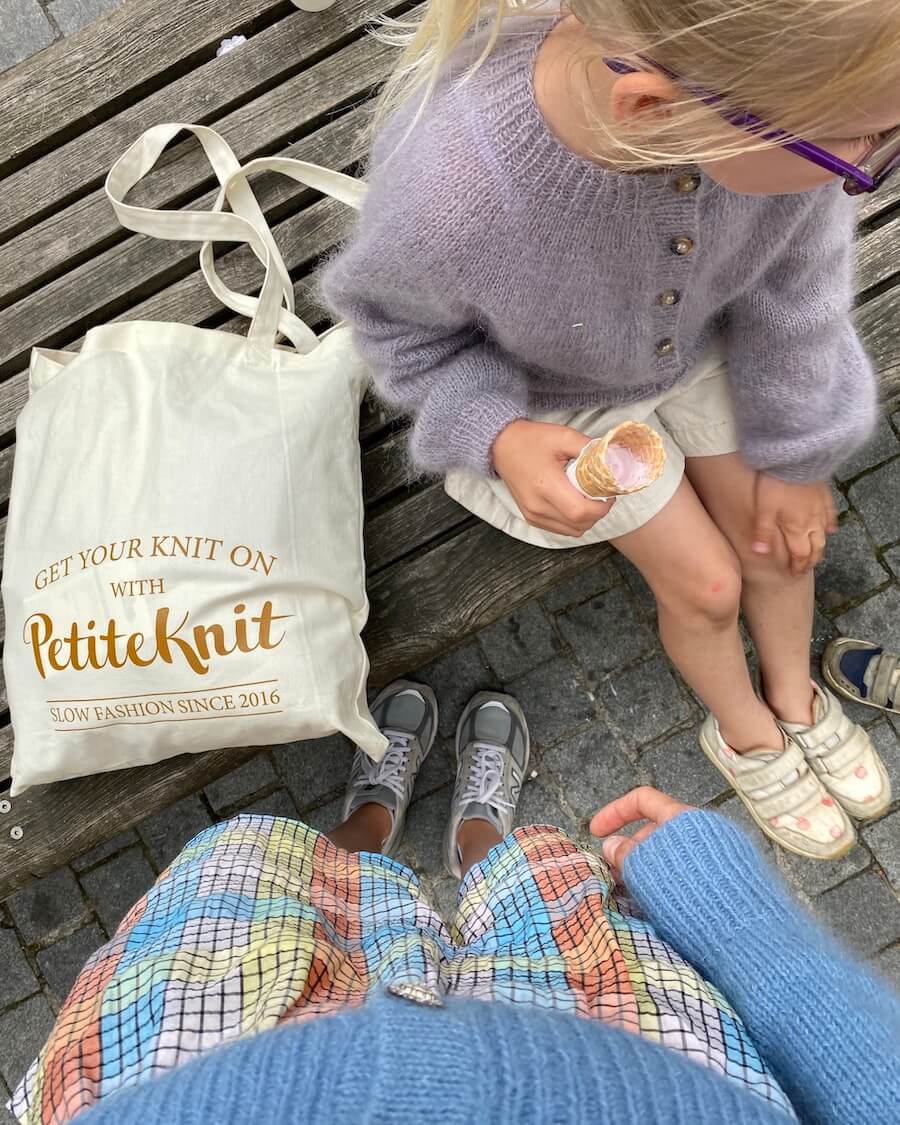 Novice Cardigan Junior - Mohair Edition // Petiteknit - Strikkekit
