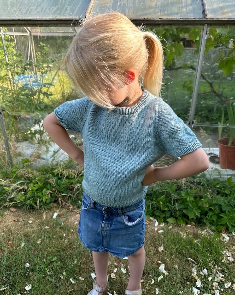 Poppy Tee Junior // Petiteknit - Strikkekit